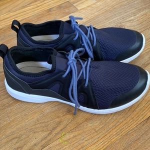 Women’s Vionic tennis shoes - EUC.  Size 8.5